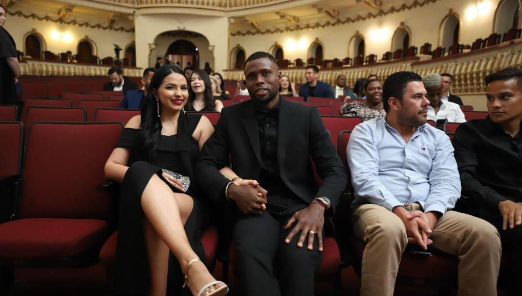 El atacante de Olimpia, Yustin Arboleda junto a su esposa en el teatro Manuel Bonilla. 
