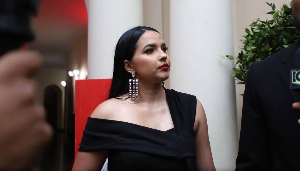 La esposa del futbolista Albo cautivó con su presencia en los Premios DIEZ 2023. 