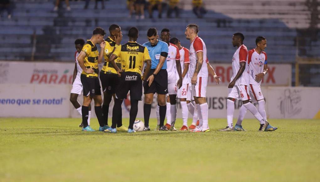 No obstante, los locales insistieron sobre el cierre del primer tiempo, encontraron la recompensa en acción en el que Jim Morrison cayó en el suelo tras un roce de Luis Ortiz. El réferi no dudó en señalar penalti. 