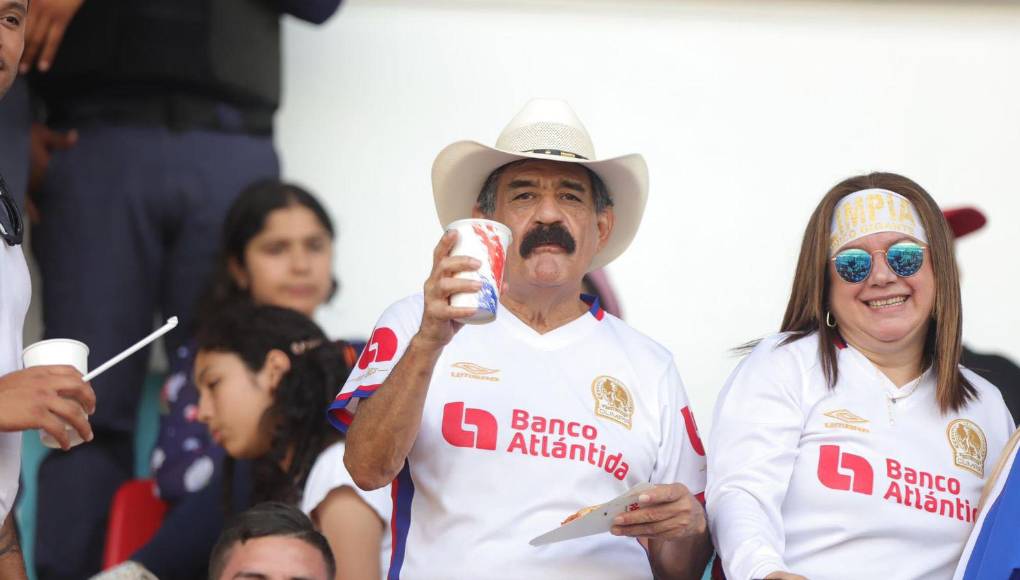En gran cantidad llegaron los aficionados del Olimpia al Estadio Nacional.