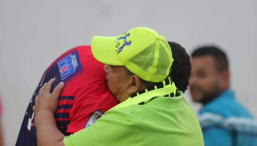 Samuel García, presidente del conjunto olanchano, bajó al terreno de juego para apoyar a los jugadores. 