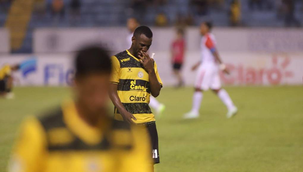 Darixon Vuelto también salió molesto con el resultado en contra. La Máquina bajó al quinto lugar de la tabla de posiciones.