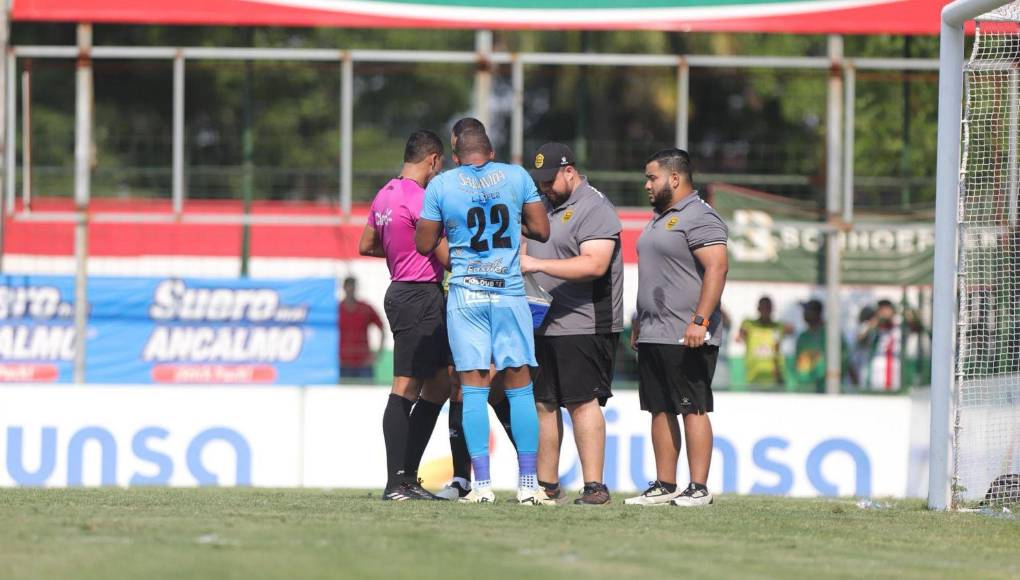 Sin embargo, tras varios minutos, Buba se levantó y continuó siendo uno de los héroes de Real España en el encuentro. 
