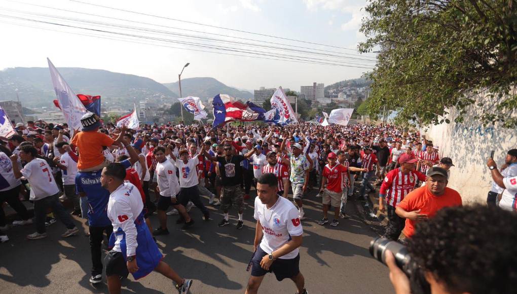 La Ultra Fiel volvió armar fiesta y género un ambientazo antes de la primera batalla de la gran final de la Liga Nacional. 