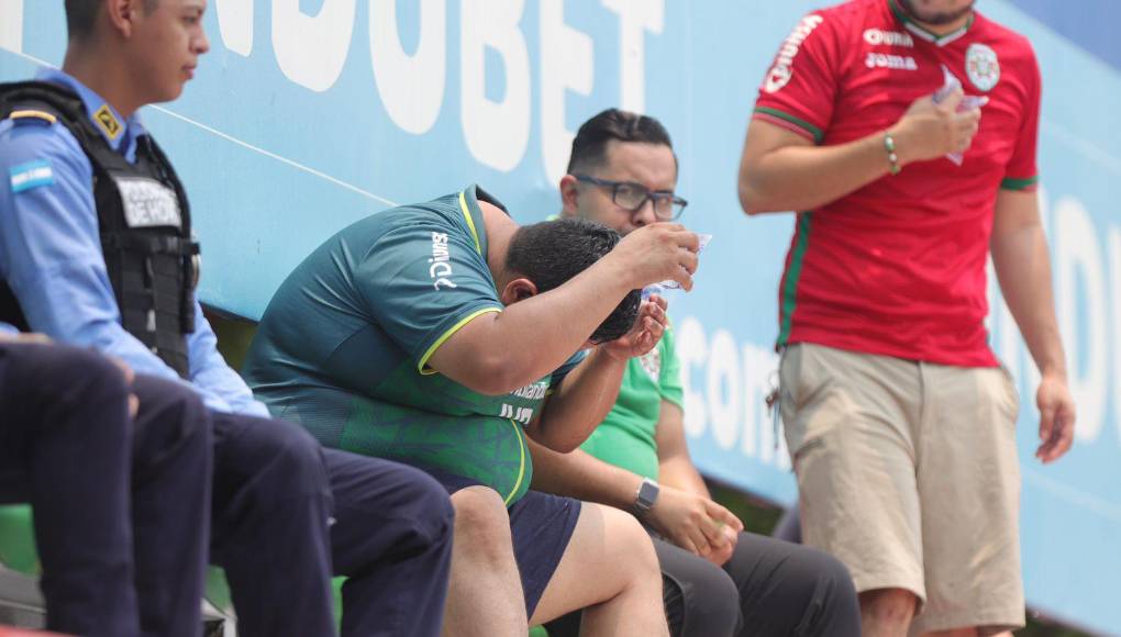 Otros por el sofocante calor, se ‘bañaron’ con bolsas de agua para refrescarse antes de arrancar el partido.