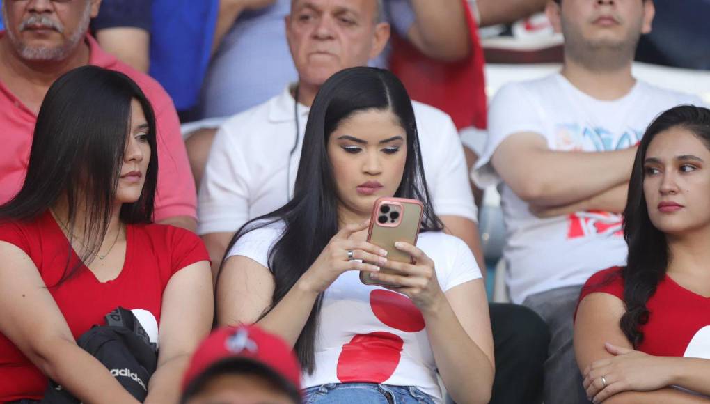 Las bellas chicas que engalanaron en la previa del Olimpia vs Real España. 