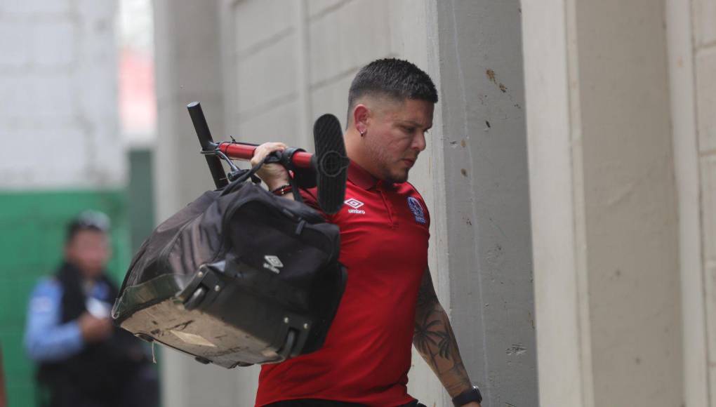 Los jugadores y cuerpo técnico de Olimpia arribaron al recinto sampedrano alrededor de la 1:30 PM. 