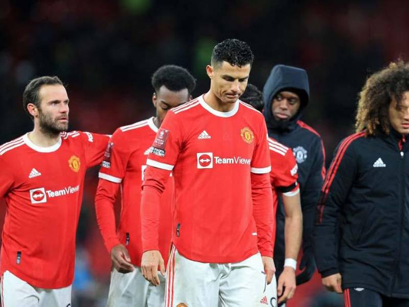 CR7 y el resto de jugadores del Manchester United salieron decepcionados tras la ridícula eliminación.