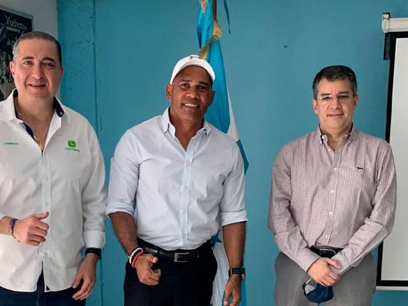 Pedro Atala (izquierda) y Rafael Villeda (derecha) se reunieron con Mario Moncada (centro) y llegaron a un feliz acuerdo.