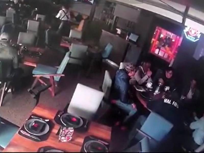 Sicarios matan a empresario mientras comía en restaurante