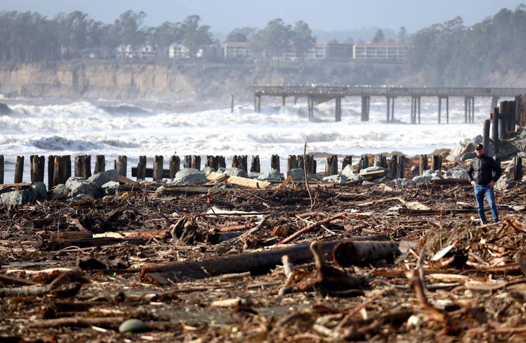 El gobernador de <b>California</b>, Gavin Newsom, dijo que al menos 34.000 personas recibieron instrucciones de huir de las tormentas.