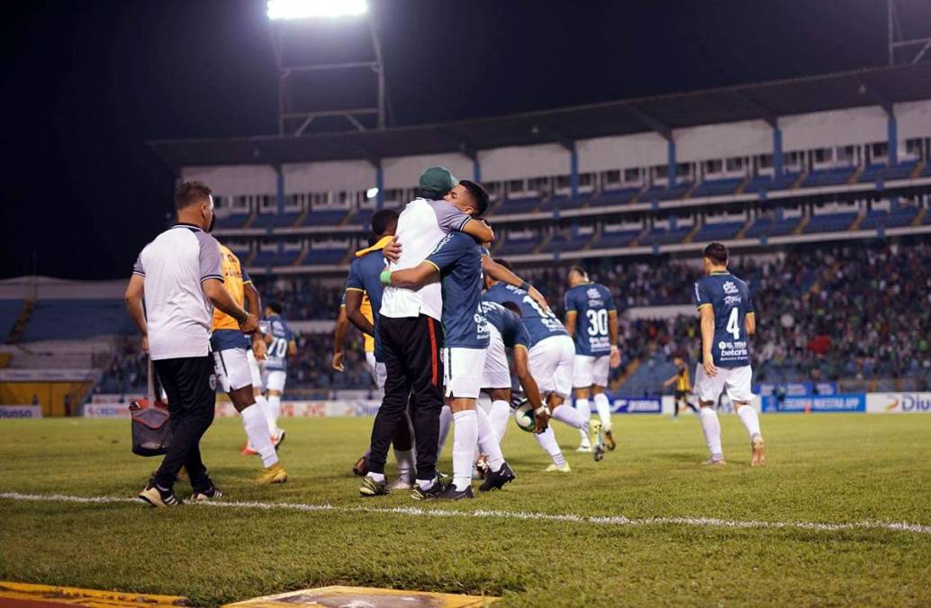 La celebración de los jugadores de Marathón tras lograr empatar el derbi contra el Real España.