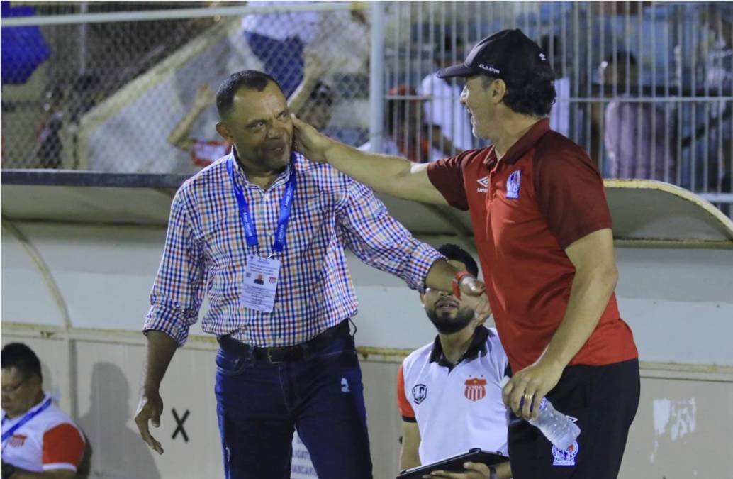 Pedro Troglio y Raúl Cáceres se saludan antes del inicio del partido en el estadio Ceibeño.