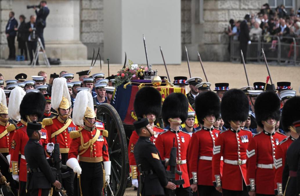 El féretro con los restos de la reina, fallecida el día 8, fue transportado desde el Salón de Westminster (en el Parlamento), donde estuvo abierta varios días la capilla ardiente, en una cureña tirada por más de cien marineros de la Marina británica.