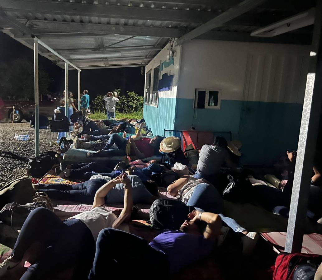 Hondureños esperan a que habran la frontera al día siguiente.