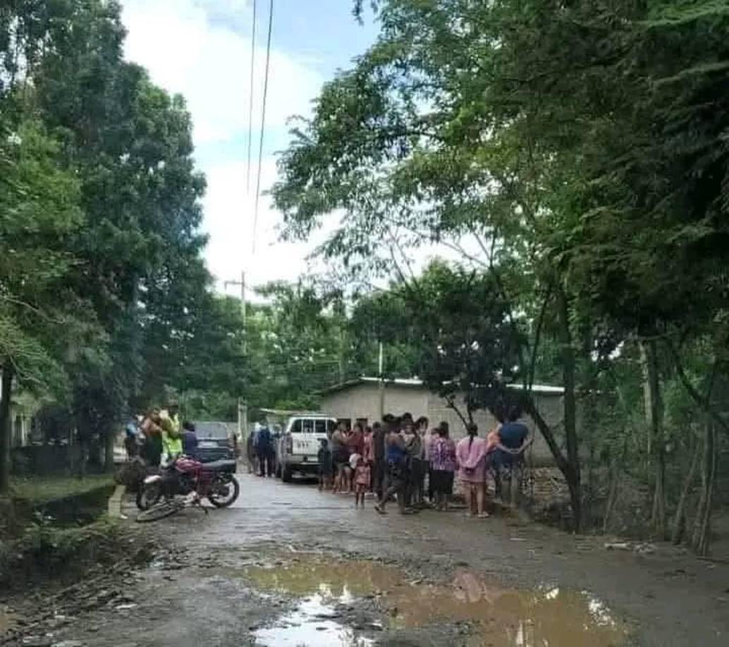 Las autoridades aún investigan si el asesinato ocurrió en el lugar del hallazgo o si el cuerpo fue trasladado y abandonado en la quebrada. Los vecinos sigue consternados y piden a las autoridades dar con el responsable de este dantesco hecho.
