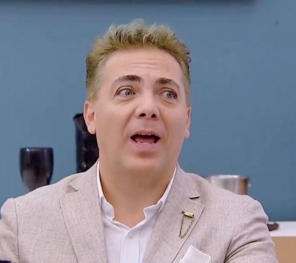 Todo ocurrió mientras convivía con los participantes y estos sacarón el tema sobre los primeros romances del cantante. Sin entrar en detalles Castro aseguró que su primer beso fue con Thalía, para unas grabaciones de un programa que no salio al aire.