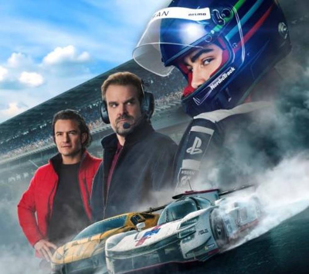 El estreno en cines este jueves pasado de la película “Gran Turismo” (GT) es el último ejemplo de las múltiples adaptaciones a la gran pantalla de populares videojuegos, desde el reciente “Super Mario” hasta “Tomb Raider” o “ Fantasía Final”.<b>“Gran Turismo”: un homenaje al videojuego basado en hechos reales.</b>La película está inspirada en la historia real de Jann Mardenborough (interpretado por Archie Madekwe), el adolescente que pasó de jugar a este videojuego que simula conducir un auto a iniciar su carrera como piloto de carreras tras una competición organizada por Nissan y Play Station. Entre su reparto destaca la participación de David Harbour (“Stranger Things”), Orlando Bloom (“Piratas del Caribe”), Archie Madekwe (“Midsommar”) o la exintegrante de las Spice Girls Geri Halliwell.