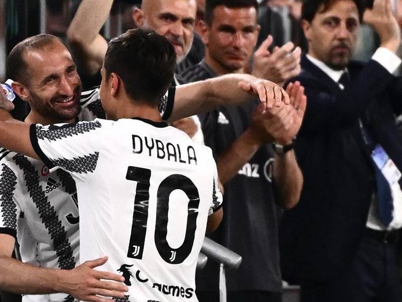 Dybala y Chiellini se despidieron de la afición de la Juve.