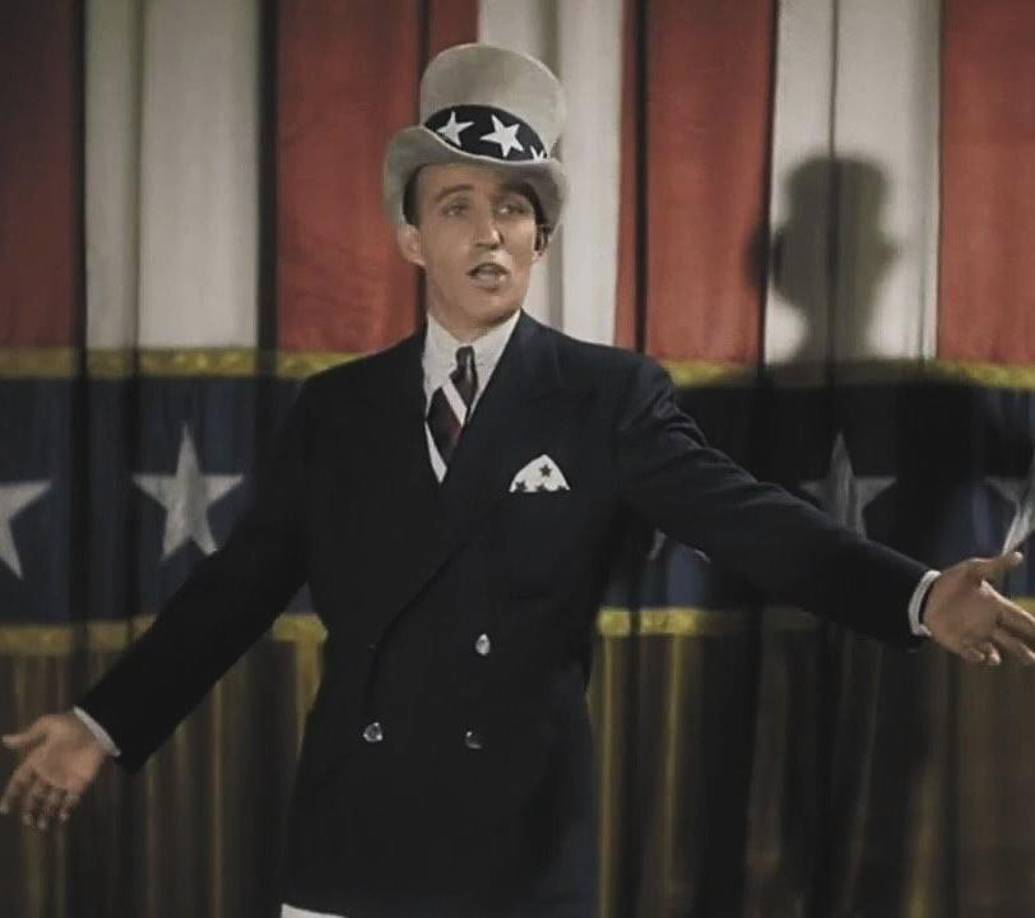 Bing Crosby, conocido por su interpretación original de “White Christmas” en 1942, ha dejado una huella imborrable en la música navideña. Su versión es considerada el sencillo más vendido de todos los tiempos, y su legado continúa inspirando a nuevas generaciones.