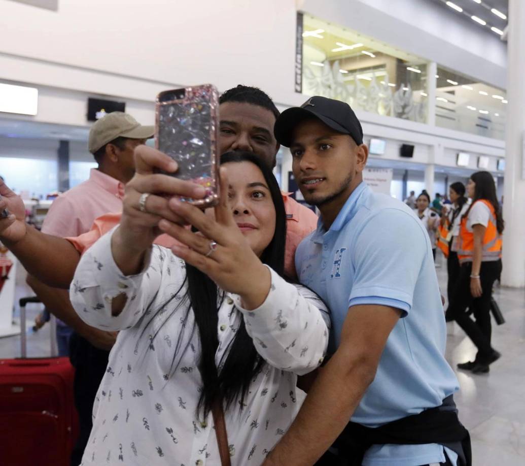 Edwin Rodríguez posando para una selfie con aficionados hondureños a la llegada de la Selección de Honduras a San Pedro Sula.