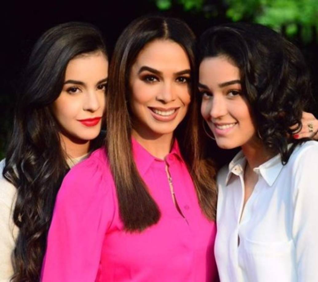 Bibi Gaytán comenzó su carrera integrando Timbiriche, la recordada banda de pop ochentero que lanzó a la fama a Thalía y Paulina Rubio por aquella época.