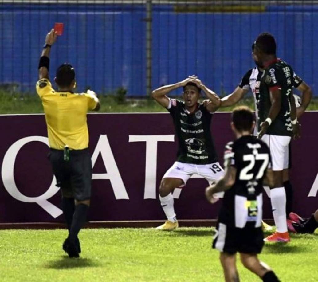 El árbitro le mostró la tarjeta roja a Cristian Cálix, quien se llevó las manos a la cabeza, con cara de incredulidad.