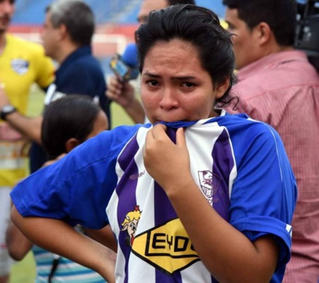 Esta seguidora de los jaibos derramó lágrimas.