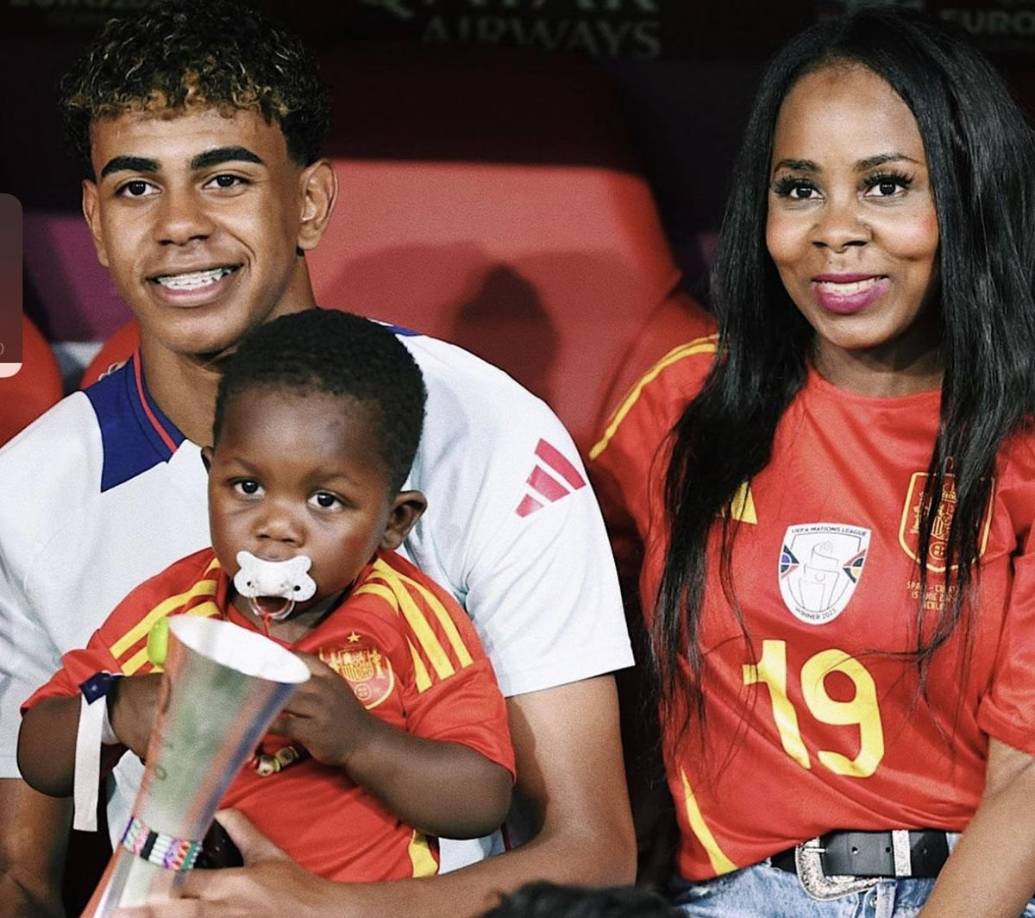 El pilar fundamental en la vida de Yamal es su hermano, Keyne. El pequeño, con chupete en boca, no se perdió ni uno de los movimientos del futbolista en su partido ante Francia, y así lo reflejó su madre a través de sus redes sociales. En unas imágenes de lo más emotivas, el bebé de la familia porta en sus manos el trofeo de MVP mientras luce el número 19 de su hermano en su camiseta.