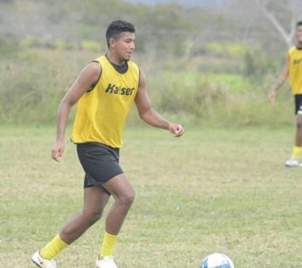 Carlos Eduardo, quien tenía familiares en Greenville, Carolina del Sur, destacó en Honduras como futbolista en el equipo de reservas del Olancho FC. 