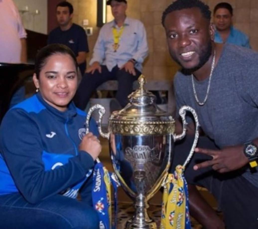 El defensor hondureño Wilmer Crisanto del Motagua junto a su amada esposa.
