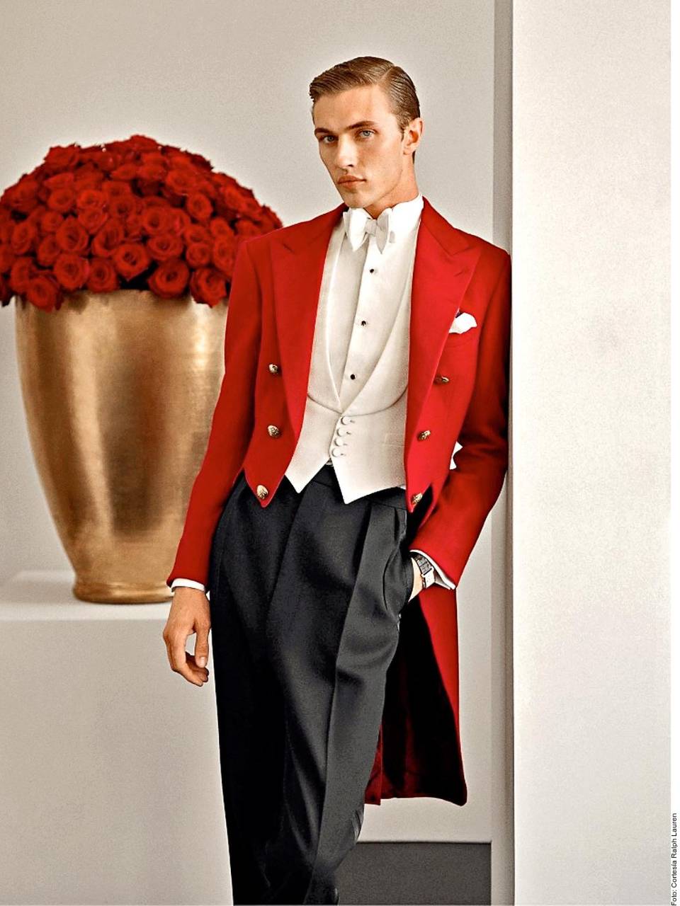 Para esos eventos donde se exige vestir de gala, los smokings con solapas de seda son su propuesta.