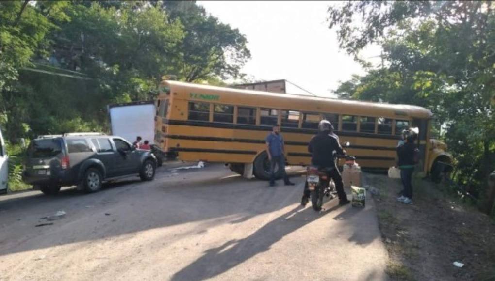 Camión sin frenos impacta contra autobús en salida a Olancho