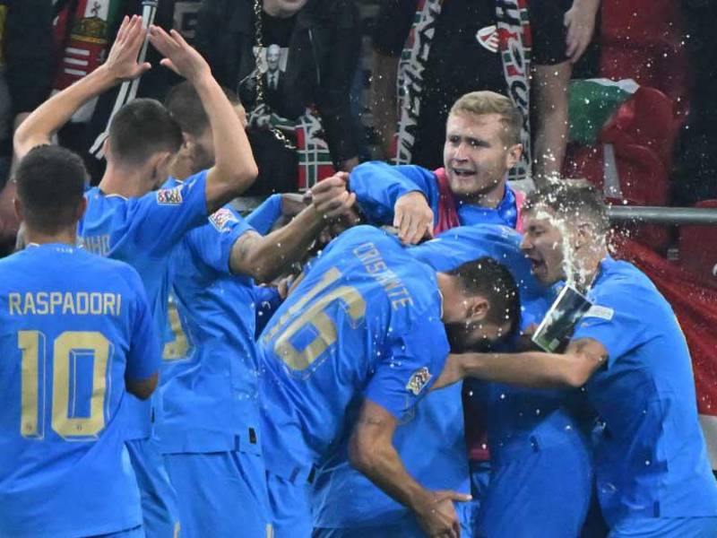 Jugadores de Italia celebraron a lo grande la victoria en Hungría.