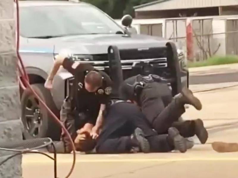 Las imágenes de tres policías agrediendo brutalmente a un sospechoso en Arkansas reabren la polémica sobre la fuerza excesiva de los agentes en EEUU.