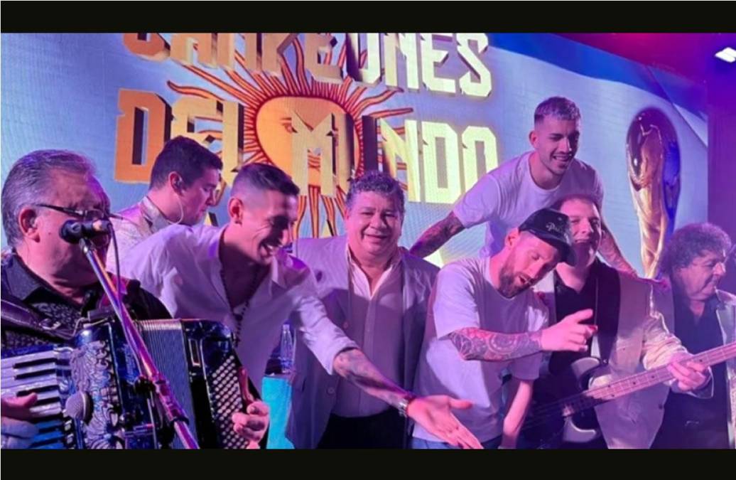 En la fiesta estuvo el grupo musical Los Palmeras y Messi, en compañía de Di María y Paredes, se pusieron a cantar y bailar.