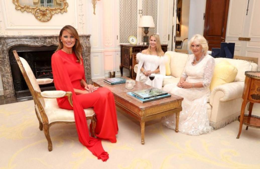 US First Lady Melania Trump (L), Britain's Camilla, Duchess of Cornwall (R), and Suzanne Ircha, wife of the US Ambassador, attend a dinner at Winfield House, the residence of the US Ambassador, where US President Trump is staying whilst in London, on June 4, 2019, on the second day of the US President's three-day State Visit to the UK. - US President Donald Trump turns from pomp and ceremony to politics and business on Tuesday as he meets Prime Minister Theresa May on the second day of a state visit expected to be accompanied by mass protests. (Photo by Chris Jackson / POOL / AFP)