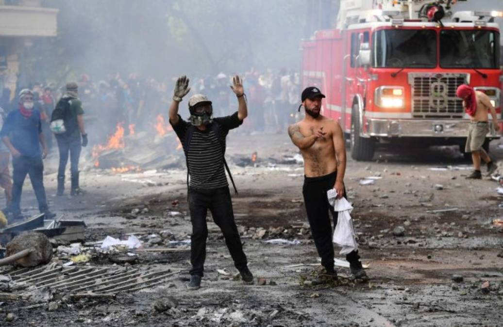 Un nuevo toque de queda se decretó para la noche de este martes en diferentes ciudades de Chile y es el cuarto consecutivo en Santiago, Valparaíso y Concepción (sur) desde que se registran las protestas que ya dejan unos 15 muertos, informaron hoy las autoridades de los diferentes cuerpos de las fuerzas Armadas.