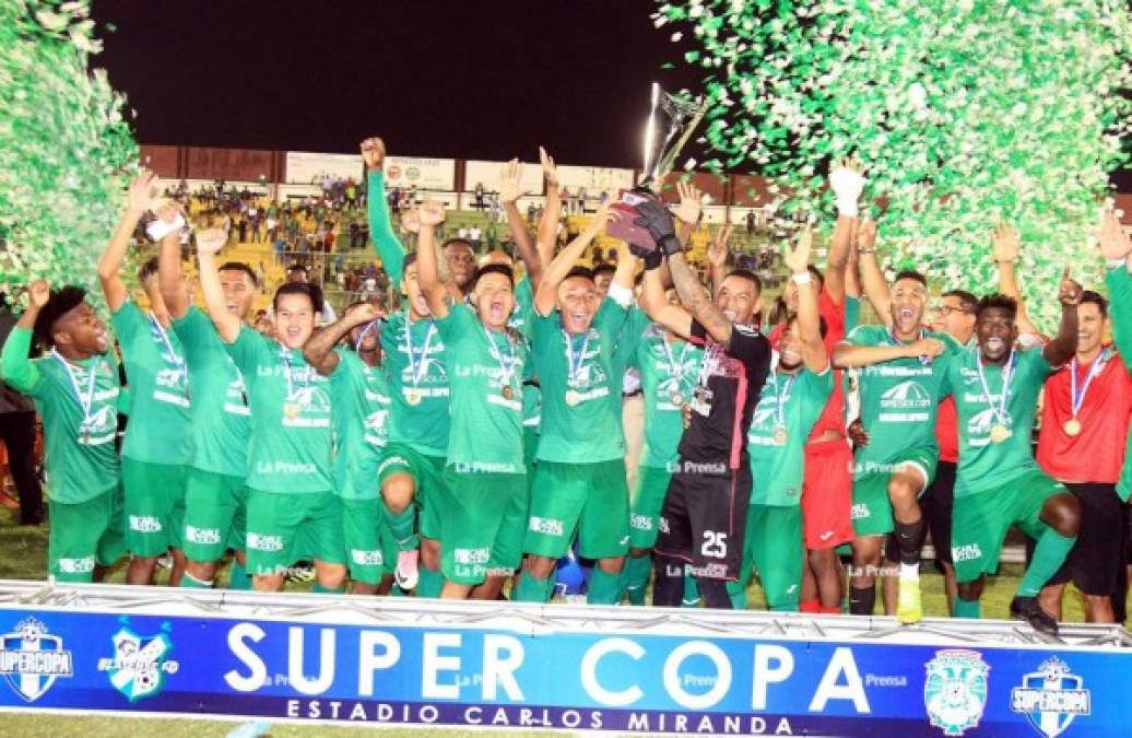 Los jugadores del Marathón celebrando con el trofeo de campeones de la Supercopa de Honduras.