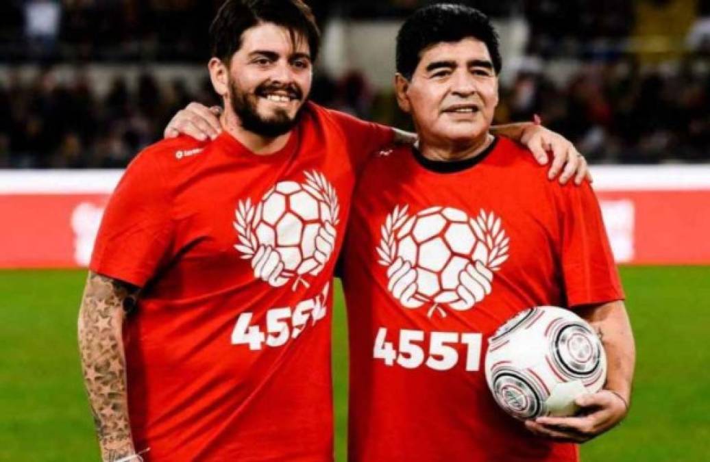 Conocé a los hijos de los grandes futbolistas que lamentablemente no pudieron destacar en el fútbol. En la imagen Diego Maradona junto a su hijo. ¿Recuerdas al hijo de Carlos Pavón? Hoy sorprende con su nueva faceta.