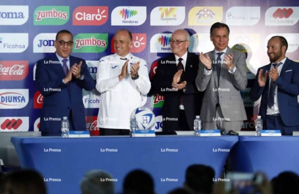 La sonrisa de Fabián Coito luciendo la camiseta de la Selección de Honduras.