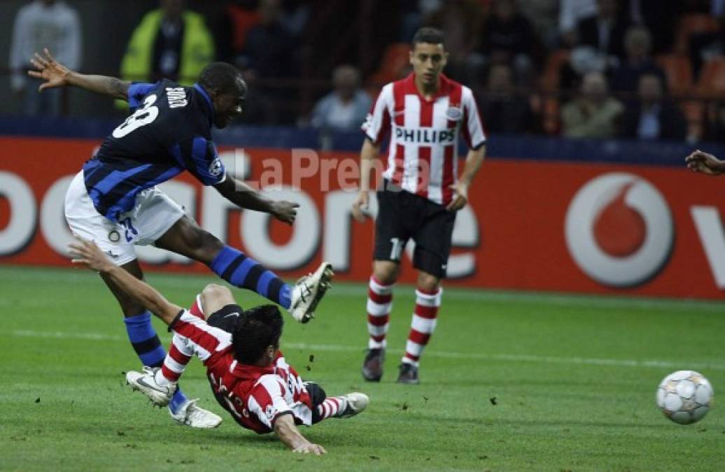 El 2 de octubre del 2007 el hondureño David Suazo se enfrentó con la camiseta del Inter al PSV de Holanda por la Champions League. El catracho fue marcado por el mexicano Carlos Salcido, el Inter ganó 2-0 pero lamentablemente el exolimpista salió expulsado en ese juego.