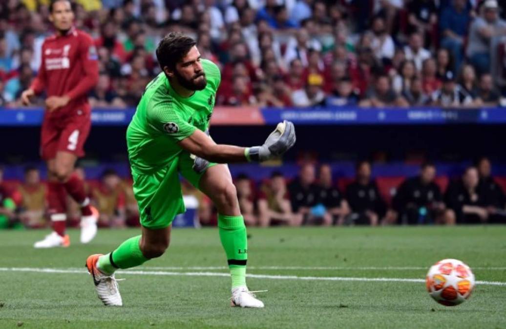 Alisson Becker - El portero brasileño se consagró campeón de la Champions League con el Liverpool.