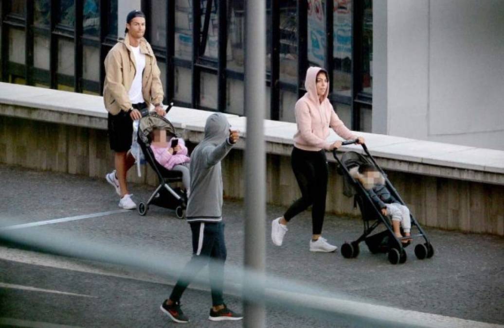 Cristiano Ronaldo y su mujer Georgina llevaban un carrito en el que estaban los gemelos Eva y Mateo.