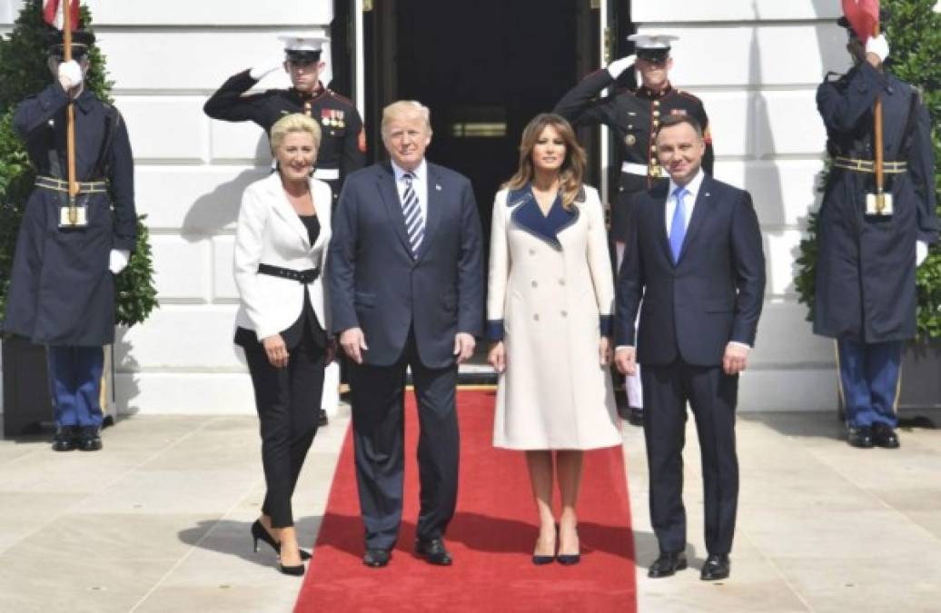 Melania, además, lo utilizó como vestido al no llevar nada debajo de éste.