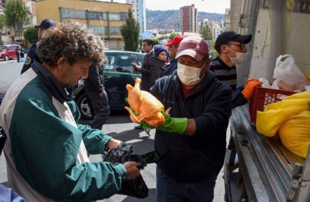 Además de la violencia, la capital boliviana también enfrenta escasez de alimentos. Las autoridades locales coordinan con las fuerzas armadas para la distribución de comida, como carnes de pollo y vacuno.