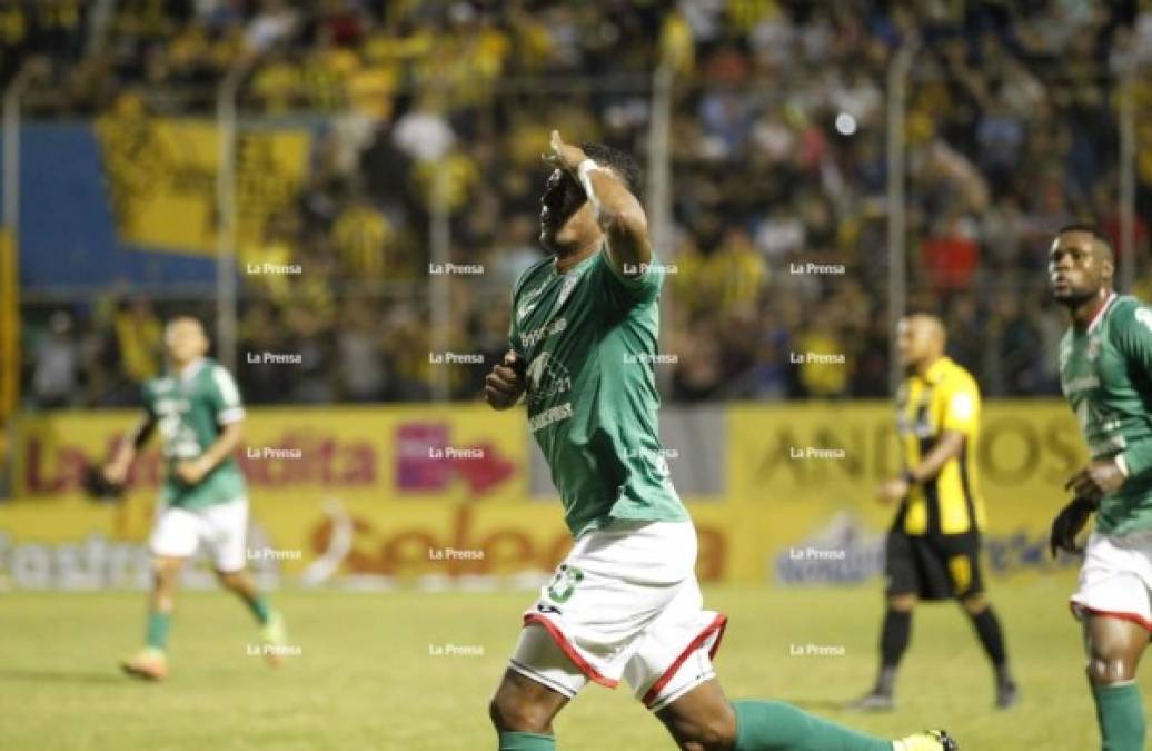 Costly celebró de varias maneras su gol con Marathón ante Real España.