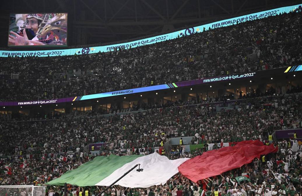 La bandera de México entre los aficionados en el estadio Lusail de Doha.