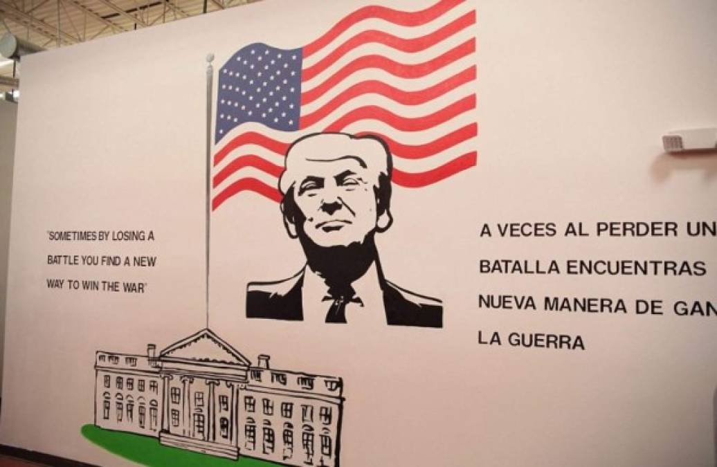 La imagen de Donald Trump es la primera que se observa, dibujada en blanco y negro, sobre la bandera estadounidense.<br/> <br/>'A veces, al perder una batalla, encuentras una nueva forma de ganar la guerra', es la frase que acompaña a la imagen, dicha por el Mandatario dos años antes de ganar la Presidencia.