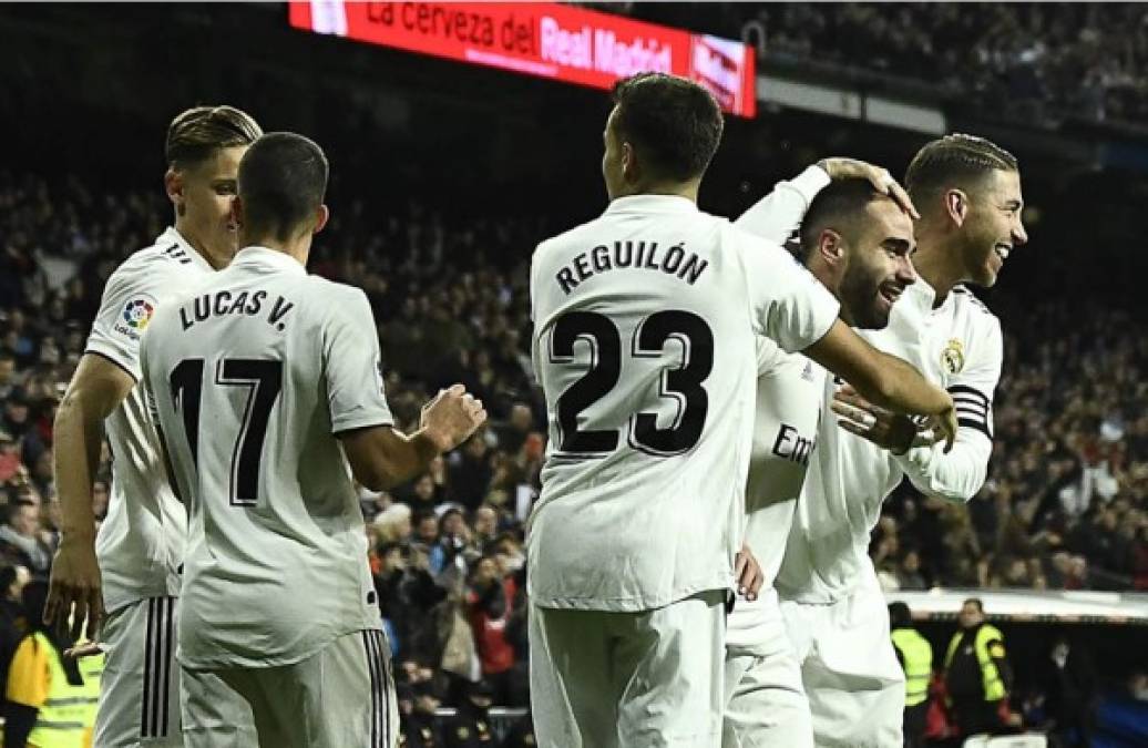 Dani Carvajal es felicitado por sus compañeros del Real Madrid.